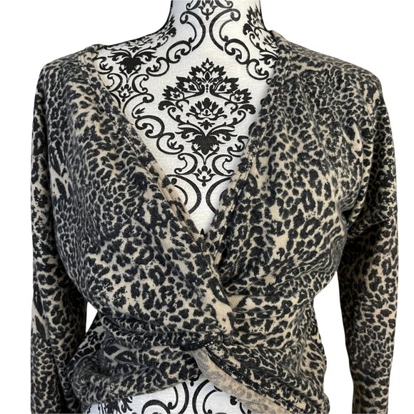 Poof New York | Leopard Print Twist Front Long Sleeve Cropped Shirt Large - Picture 2 of 6